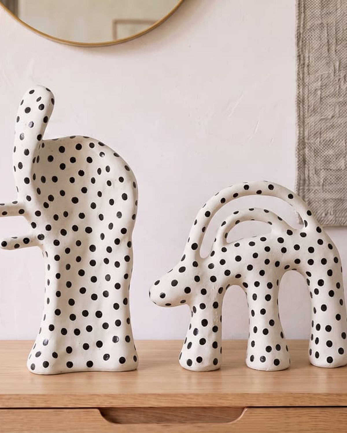 black dot patterns are displayed